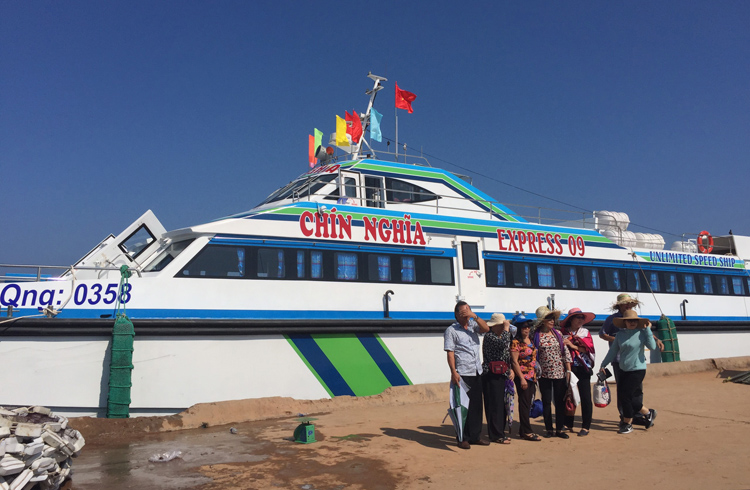 Tàu siêu tốc Chín Nghĩa Express 09 tại cảng cá Lý Sơn.
