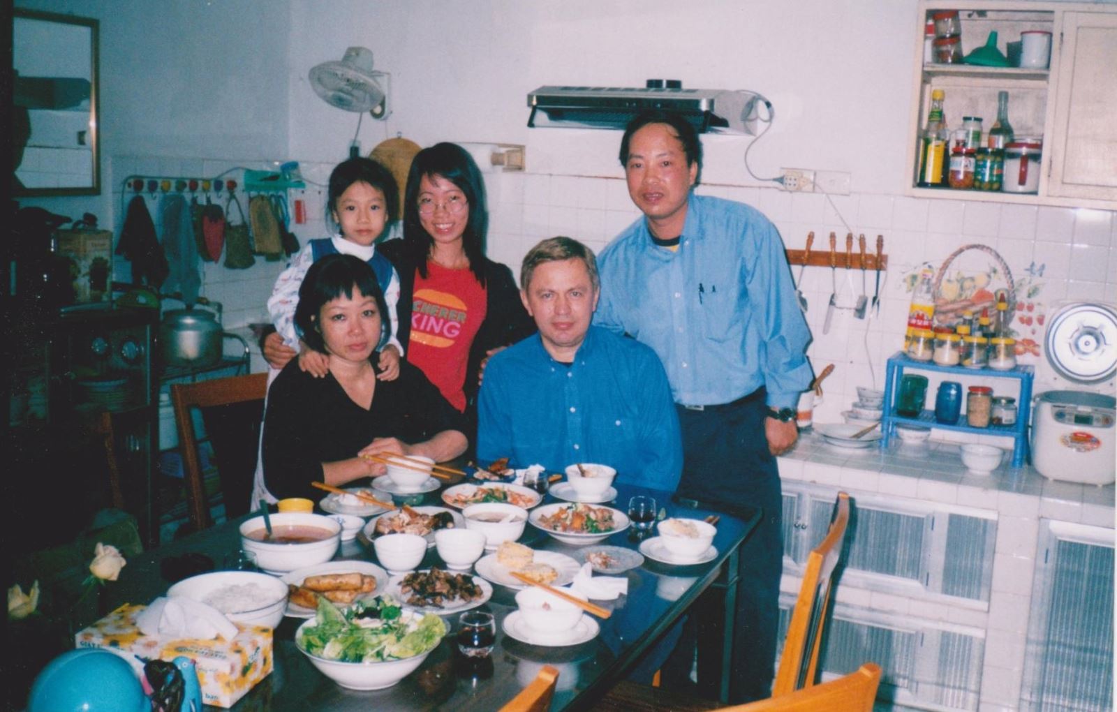 Ông Socolov ăn cơm Việt Nam cùng một gia đình người Việt.