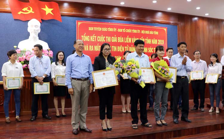 Ban tổ chức trao giải cho các tác giả đoạt giải Búa liềm vàng cấp tỉnh 2019.