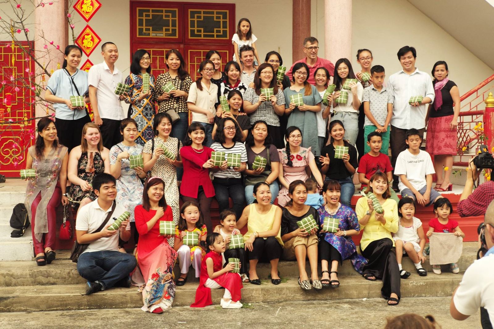 Một buổi gói bánh chưng cộng đồng trước dịp Tết cổ truyền Việt Nam tại Thái Lan do trung tâm VLK tổ chức.