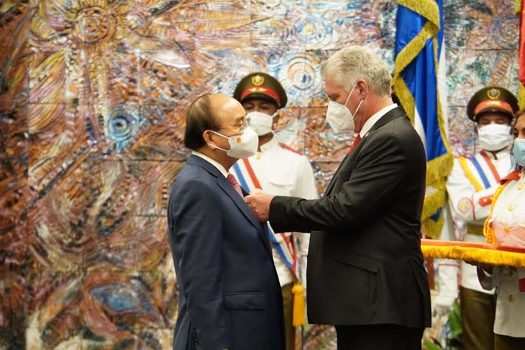  Chủ tịch nước Cuba Diaz Canel trao và gắn Huân chương Jose Marti lên ngực áo cho Chủ tịch nước Nguyễn Xuân Phúc.