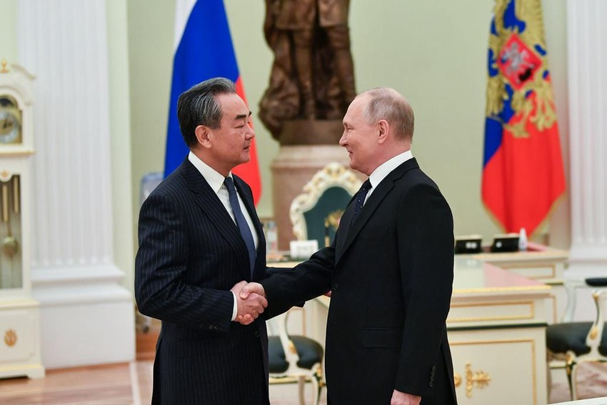 Tổng thống Nga Vladimir Putin (phải) gặp Chủ nhiệm Văn phòng Ủy ban Công tác Đối ngoại Trung ương đảng Cộng sản TQ Vương Nghị tại thủ đô Moscow ngày 22/2. (Ảnh: TÂN HOA XÃ)