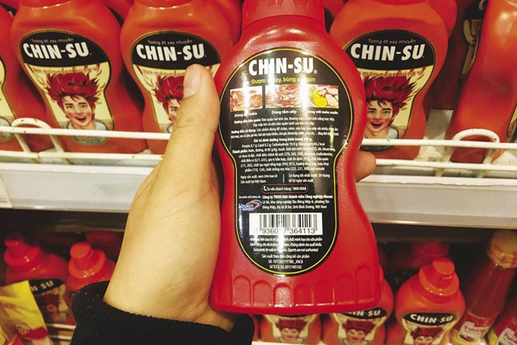 Sản phẩm tương ớt Chinsu được bày bán phổ biến ở Việt Nam. (nguồn: báo Lao động)