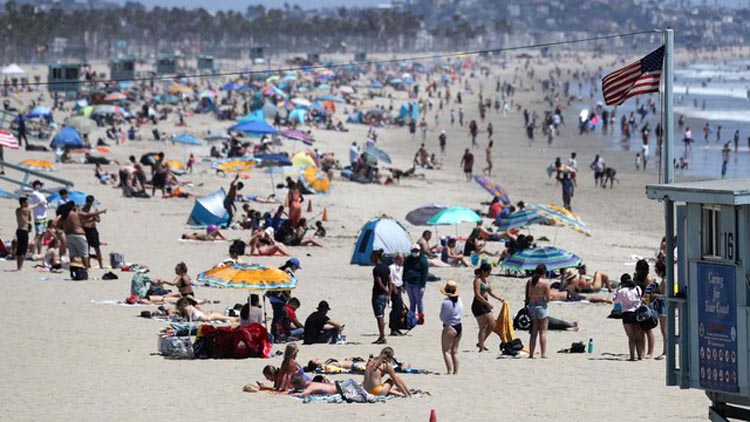 Những bãi biển ở Mỹ vẫn đông kín người bất chấp cảnh báo Covid-19 lây lan. (Ảnh: EPA)