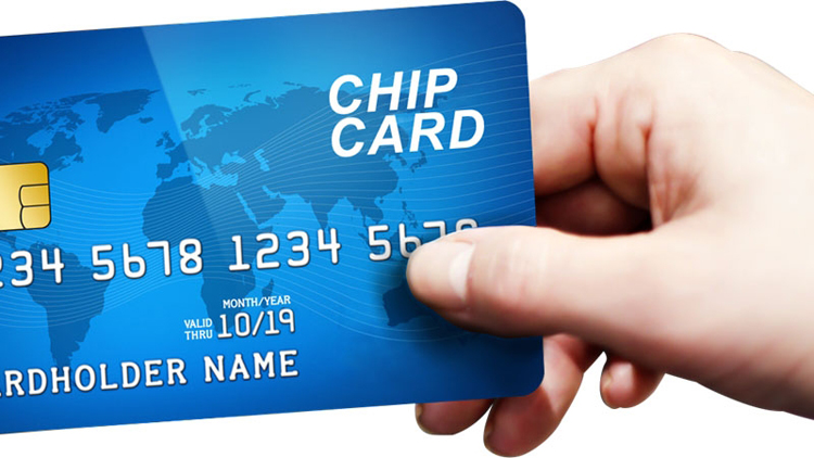 Việc chuyển đổi thẻ từ sang thẻ chip sẽ làm tăng tính bảo mật thẻ. (Ảnh: KT)