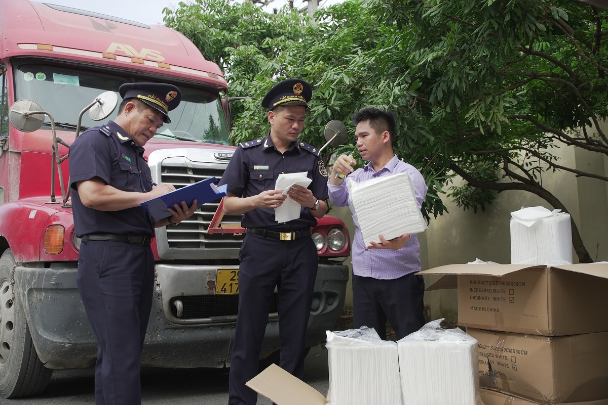 Cán bộ Cục Hải quan Bắc Ninh - Tổng cục Hải quan kiểm tra hàng hoá nhập khẩu.