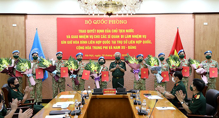Thượng tướng Nguyễn Chí Vịnh trao Quyết định của Chủ tịch nước và tặng hoa chúc mừng các sĩ quan đi làm nhiệm vụ tại Trụ sở Liên hợp quốc, Cộng hòa Trung Phi và Nam Sudan. (Ảnh: mod.gov.vn)