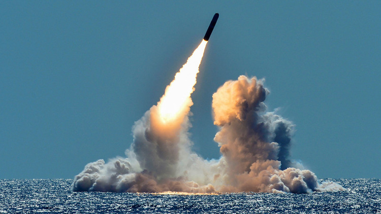 Tên lửa phóng từ tàu ngầm (Ảnh: USNI News)