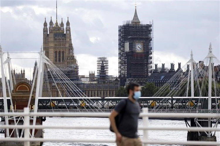 Người dân đeo khẩu trang phòng Covid-19 tại London. (Nguồn: AFP/TTXVN)