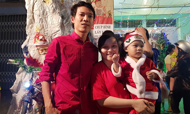 Dù không theo đạo Thiên Chúa nhưng anh Lê Hồng Thanh cũng đưa gia đình đến với xóm đạo để đón Giáng sinh cùng giáo dân.