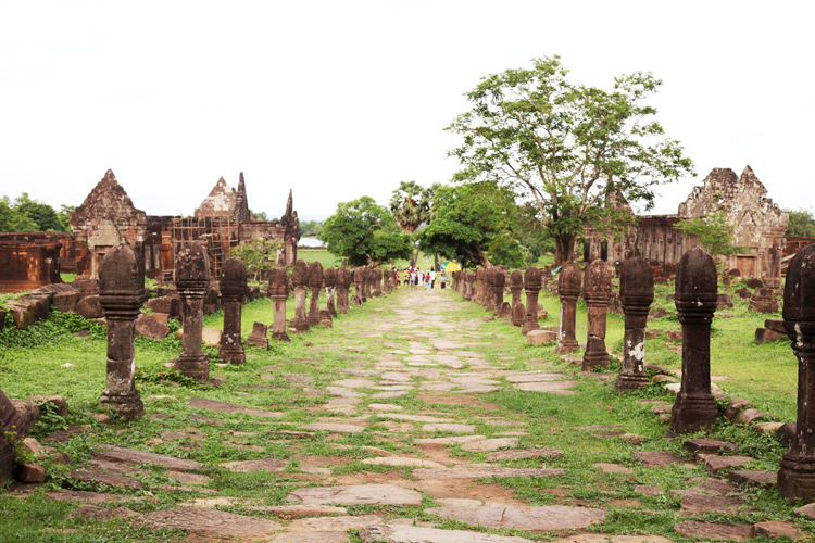 Hai hàng Linga trên đường vào khu đền thờ đá Wat phou