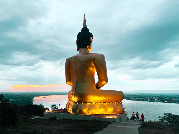 Tượng Phật lớn ở Wat Phou Salao nhìn ra sông Mekong