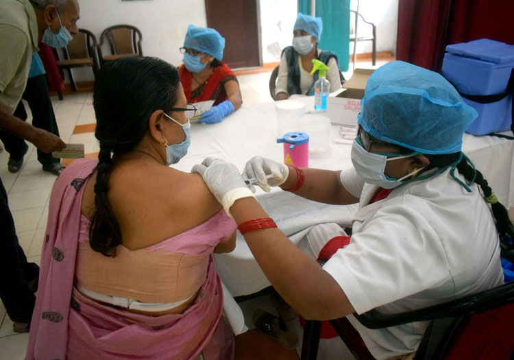 Tiêm chủng vaccine Covid-19 cùng việc thực hiện nghiêm các quy tắc phòng dịch bệnh là vũ khí duy nhất vào lúc này để giúp Ấn Độ chặn đứng chuỗi lây nhiễm hiện tại. Tuy nhiên, tình trạng thiếu hụt vaccine Covid-19 cũng được phản ánh tại nhiều bang điểm nóng của Ấn Độ. (nguồn: ANI)