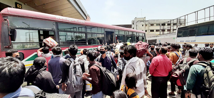 Người lao động nhập cư lên đường rời thủ đô New Delhi chiều 20/4 sau khi chính quyền công bố lệnh phong tỏa thành phố kéo dài 1 tuần (ANI)