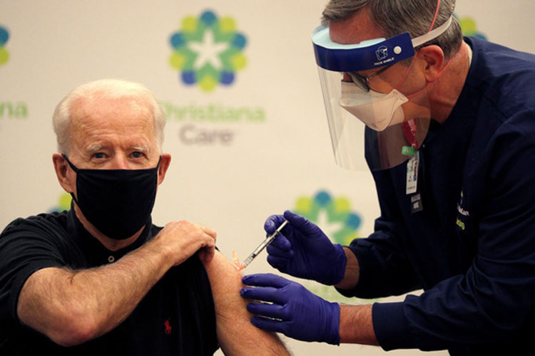 Tổng thống Mỹ Joe Biden tiêm liều vaccine ngừa Covid-19 thứ hai hồi tháng 1/2021. (Ảnh: Reuters)