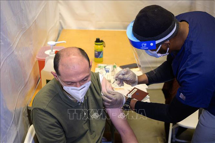 Tiêm vaccine ngừa Covid-19 tại New York, Mỹ. (Ảnh: AFP/TTXVN)