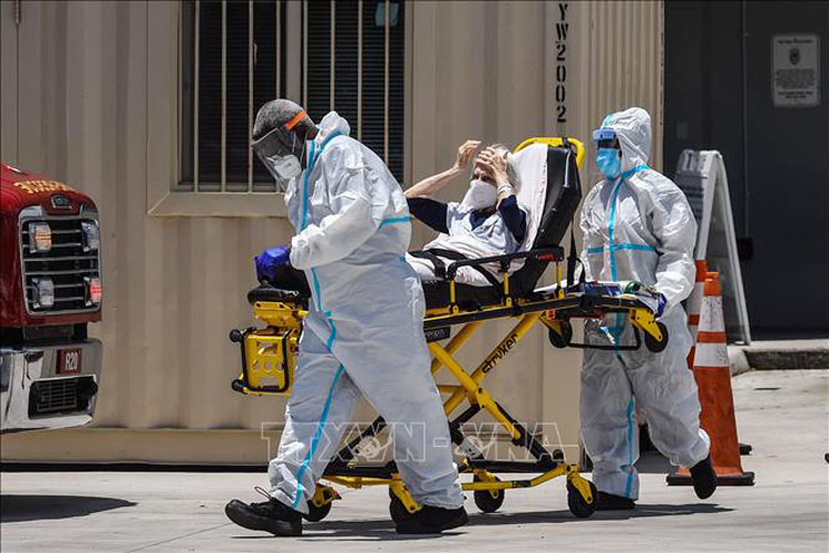Nhân viên y tế chuyển bệnh nhân Covid-19 từ xe cứu thương vào một bệnh viện ở Miami, bang Florida, miền Nam nước Mỹ ngày 30/7/2020. (Ảnh: AFP/TTXVN)