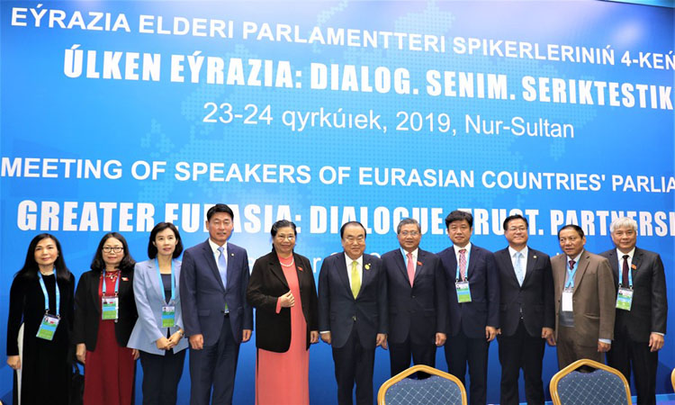 Đoàn đại biểu Việt Nam chụp ảnh lưu niệm cùng chủ tịch quốc hội Hàn Quốc.