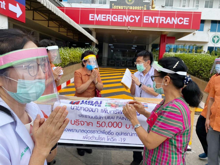 Kiều bào tỉnh Udon Thani tặng vật tư y tế cho địa phương.