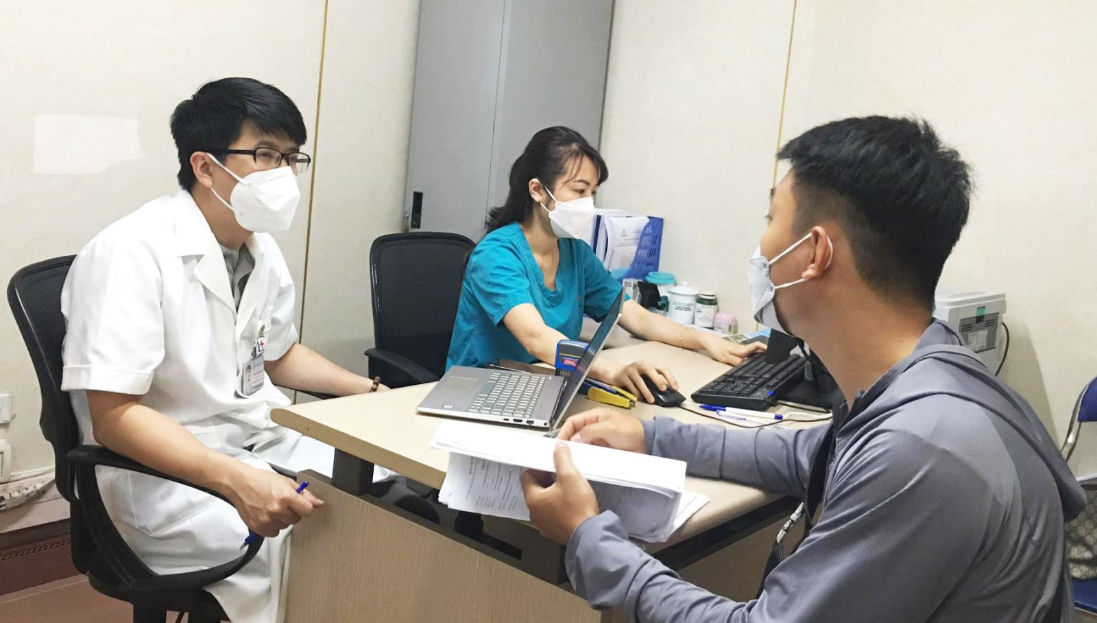 Bác sĩ Nguyễn Đăng Hưng khám và tư vấn cho người bệnh tại BV Đại học Y Hà Nội.