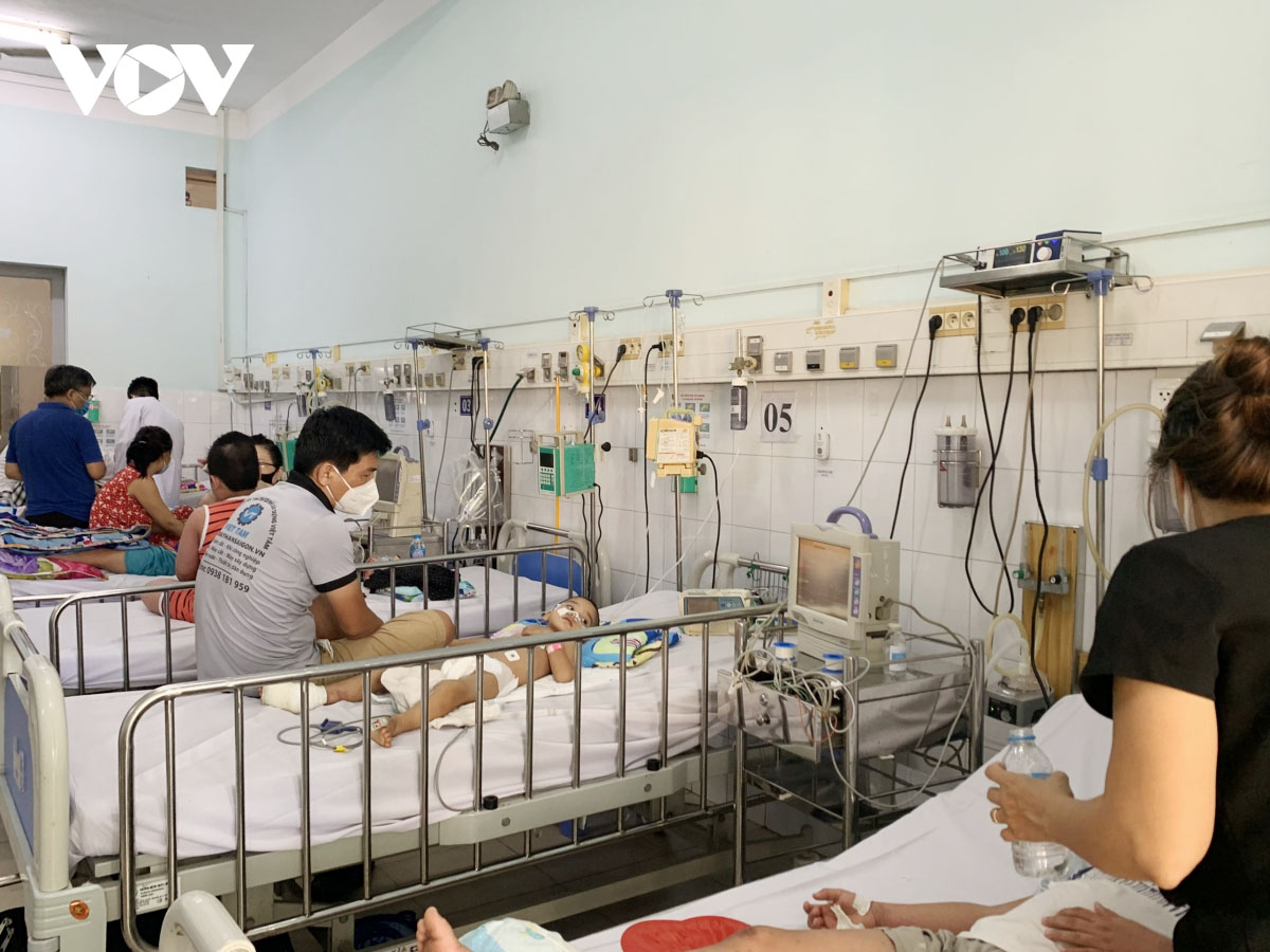 Bệnh nhi nhập viện do sốt xuất huyết gia tăng ở TP.HCm. (Ảnh: Kim Dung)