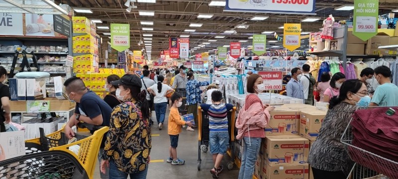 Các chương trình kích cầu tiêu dùng thu hút đông đảo người mua tới siêu thị E-Mart Gò Vấp. (Ảnh: Hoàng Minh) 
