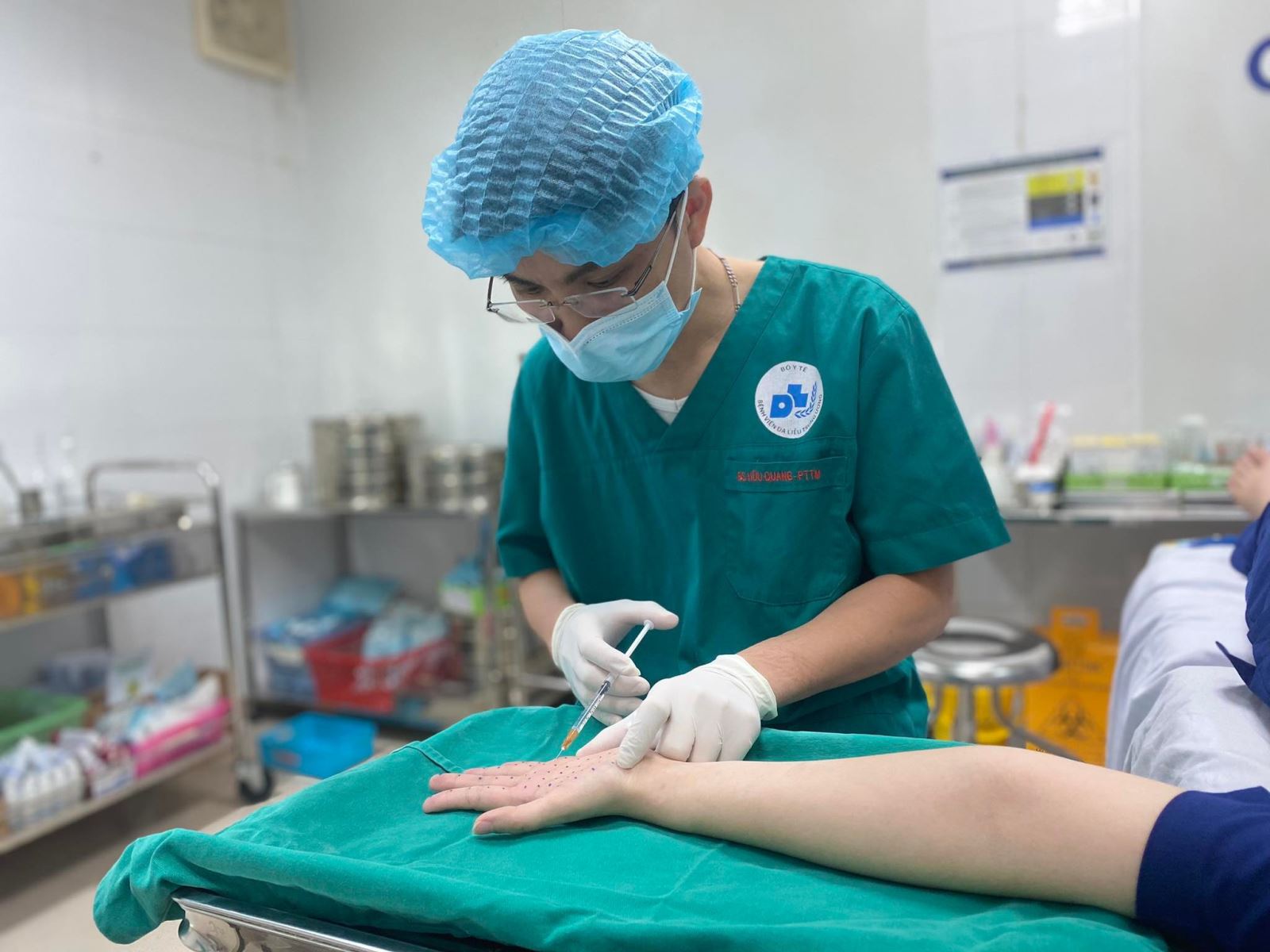 TS.BS Nguyễn Hữu Quang thực hiện tiêm Botulinum toxin cho người bệnh tại Bệnh viện Da liễu Trung ương.