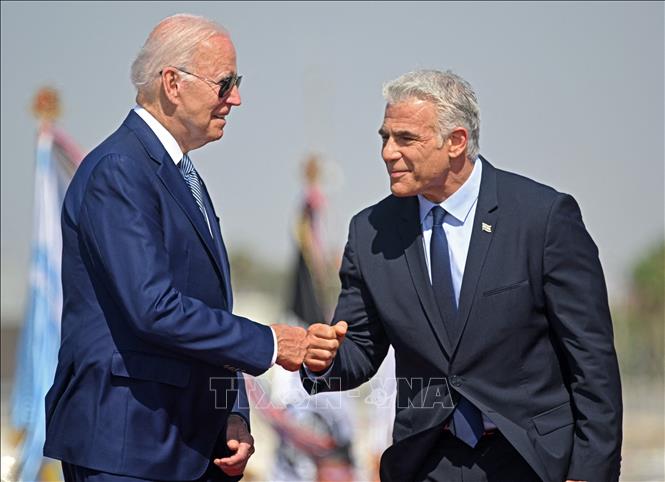 Tổng thống Mỹ Joe Biden (trái) tới Israel và Thủ tướng Israel Yair Lapid tại lễ đón ở sân bay Ben Gurion, Israel, ngày 13/7/2022. (Ảnh: AFP/TTXVN)