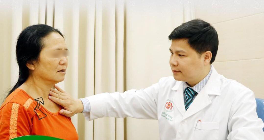 Bác sĩ Nguyễn Khắc Hoàng thăm khám cho người bệnh tuyến giáp.