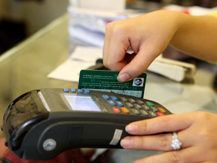 Việc quẹt thẻ qua các máy POS mỗi khi thanh toán tiền được nhiều người tiêu dùng lựa chọn. (ảnh: KT)