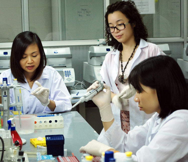 PGS.TS.BS. Trần Vân Khánh lúc làm thí nghiệm cùng các đồng nghiệp ở Trung tâm Nghiên cứu Gen-Protein, Trường Đại học Y Hà Nội (Ảnh: NVCC)