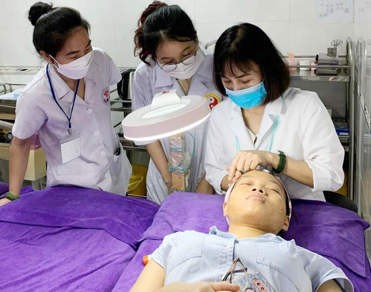 Bác sĩ Nguyễn Thị Phượng và cộng sự đang trị liệu mụn trứng cá tại Bệnh viện Tuệ Tĩnh.