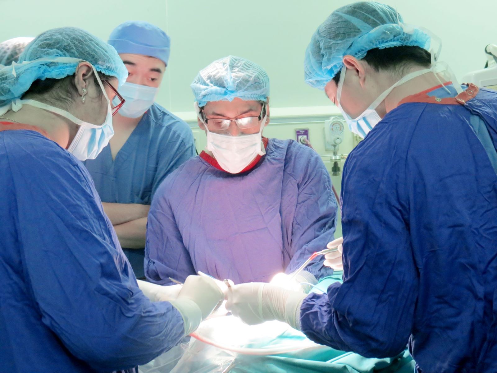 Một ca phẫu thuật nội si u não tại Bệnh viện Hữu nghị Việt Đức. (Ảnh: KT)