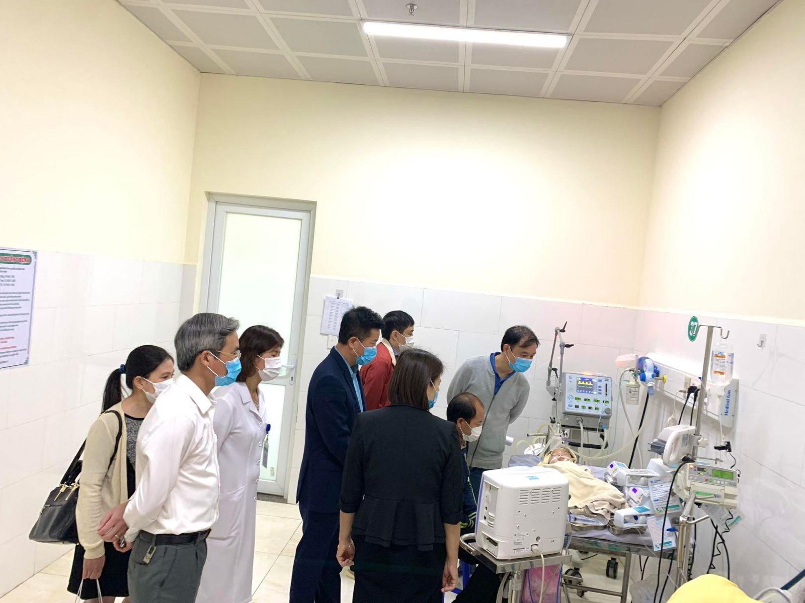 Đoàn công tác đi khảo sát thực tế về nhân lực, trang thiết bị tại Bệnh viện Đa khoa tỉnh Sơn La.