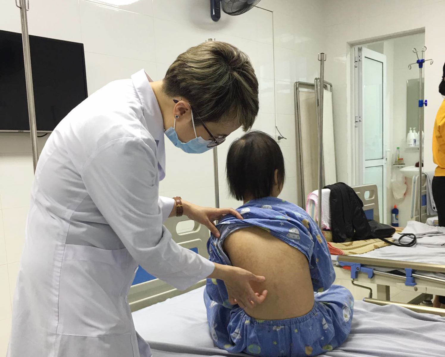 Bác sĩ Nguyễn Thùy Linh thăm khám cho bệnh nhi N.H.A