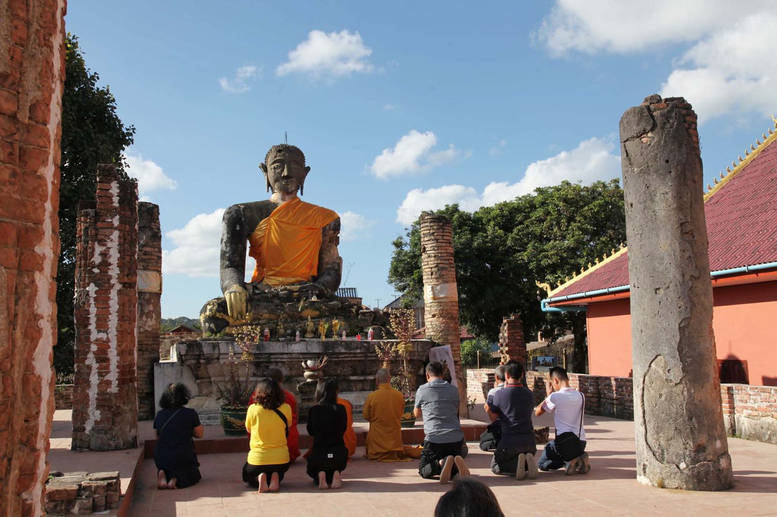 Du khách cầu nguyện trước tượng Phật tại Phia Vat.