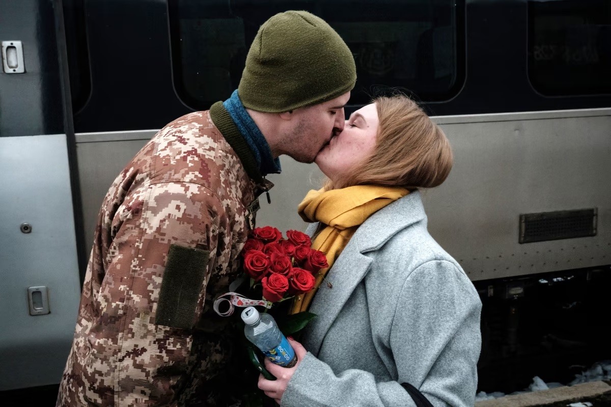 Lễ tình nhân nơi chiến hào Ukraine với hình ảnh quân nhân Ukraine Maksym hôn vợ - Anna tại nhà ga xe lửa ở Kramatorsk sau khi cô từ Kiev đến đây thăm chồng vào đúng ngày Lễ tình nhân 14/2 trong bối cảnh xung đột giữa nước này với Nga vẫn tiếp diễn căng thẳng. (Ảnh: Getty) 