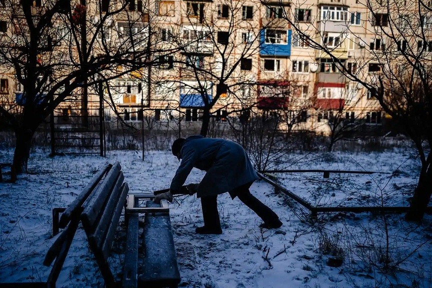 Người dân cưa khung cửa sổ bằng gỗ để làm nhiên liệu nấu ăn và sưởi ấm ở Seversk, Ukraine trong bối cảnh cuộc xung đột với Nga vẫn đang tiếp diễn. (Ảnh: Getty) 