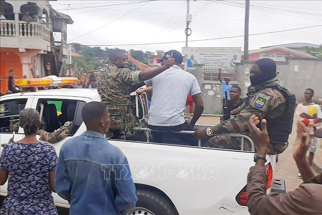 Lực lượng an ninh Gabon tuần tra trên đường phố thủ đô Libreville, sau khi một nhóm sĩ quan quân đội tuyên bố lên nắm quyền. (Ảnh: AFP/TTXVN)