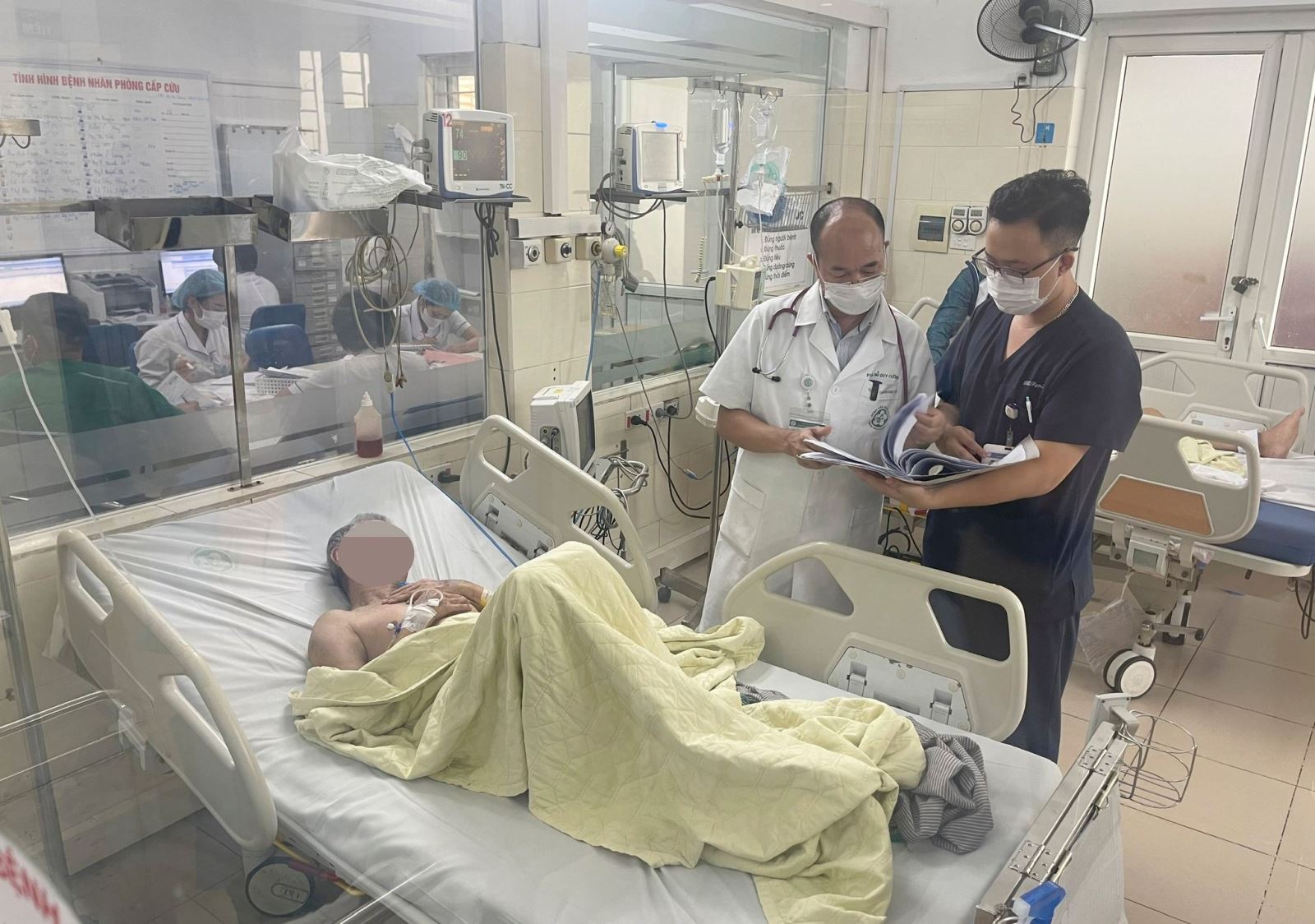 PGS.TS Đỗ Duy Cường thăm khám cho người bệnh sốt xuất huyết tại Trung tâm Bệnh nhiệt đới, Bệnh viện Bạch Mai 