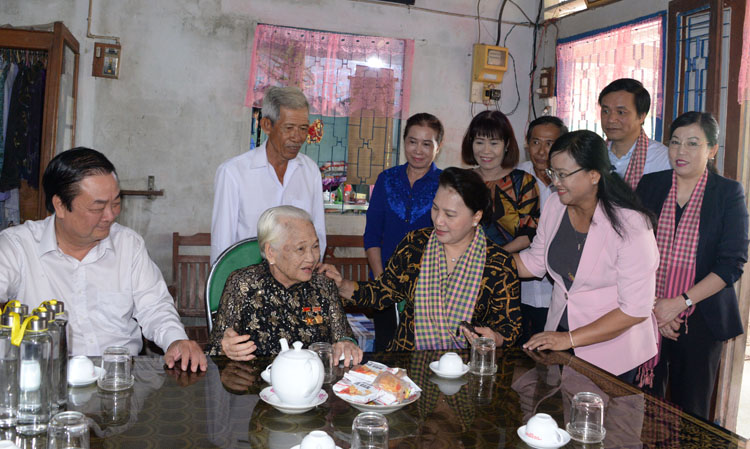 CTQH Nguyễn Thị Kim Ngân thăm mẹ Việt Nam anh hùng.