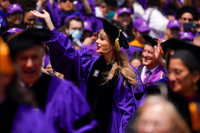 Taylor Swift và bài phát biểu truyền cảm hứng tại buổi lễ trao bằng Tiến sĩ Danh dự về Nghệ thuật của Đại học New York hồi tháng 5/2022. 