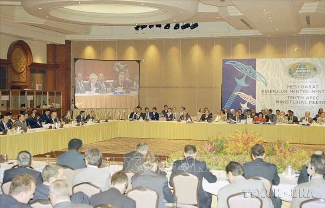 Phiên họp Hội nghị Bộ trưởng APEC lần thứ 10 tại Kuala Lumpur (Malaysia), ngày 14/11/1998. Tại phiên khai mạc hội nghị, Việt Nam, Nga, Peru đã được kết nạp vào APEC, đưa tổng số thành viên APEC lên 21. (Ảnh: Thế Thuần/TTXVN)