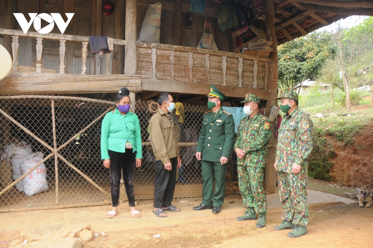 Những thầy thuốc mang quân hàm xanh ở Chiềng On, huyện Yên Châu, Sơn La luôn tận tâm chăm lo sức khỏe cho đồng bào.