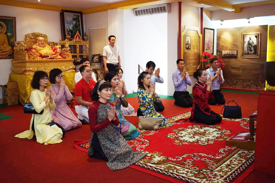 Một buổi đi lễ chùa đầu năm tại chùa Khánh Vân (Wat Upairadbamrung) ở Bangkok. 