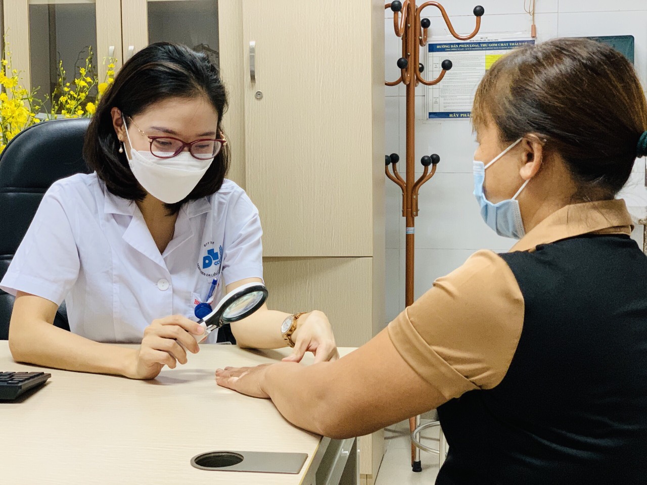 Bác sĩ Nguyễn Minh Thu thăm khám cho người bệnh viêm da cơ địa.