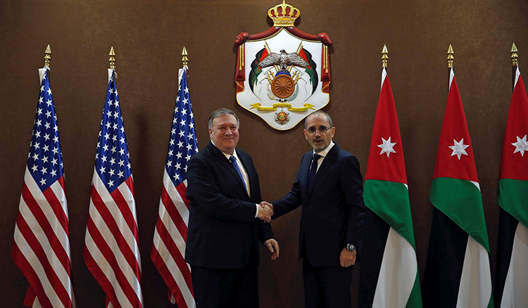 Bộ trưởng ngoại giao Mike Pompeo (trái) và Bộ trưởng Ngoại giao Jordan Ayman Safadi. Ảnh: Reuters