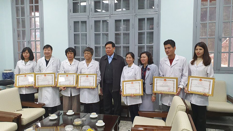Thứ trưởng Bộ Y tế Đỗ Xuân Tuyên trao bằng khen cho GS Đức Anh và 6 cá nhân của Viện Vệ sinh dịch tễ Trung ương.
