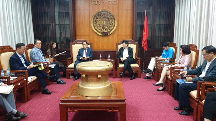Thứ trưởng Bộ Y tế Nguyễn Thanh Long chia sẻ kinh nghiệm phòng chống Covid-19 với Đại sứ Hàn Quốc. (Ảnh: Bộ Y tế)
