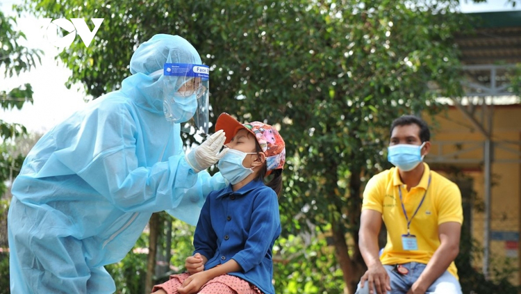 Lực lượng y tế thành phố Buôn Ma Thuột làm test nhanh cho hơn 1.500 người dân ở buôn Ea Bông chiều 22/8.